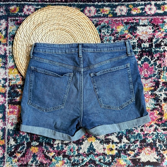 Old Navy High Rise OG Straight Cuffed Jean Shorts Size 12 Womens Blue - Picture 2 of 4